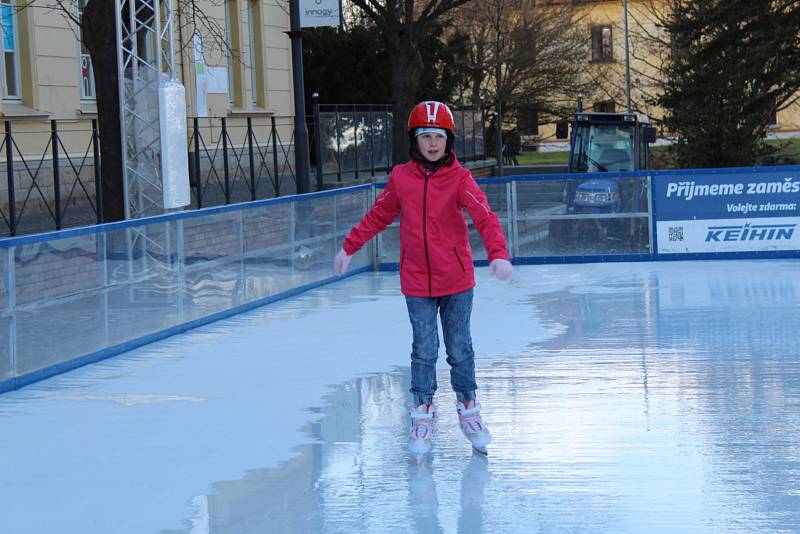 Děti se utkaly na kluzišti na náměstí Starosty Pavla hned v několika disciplínách.