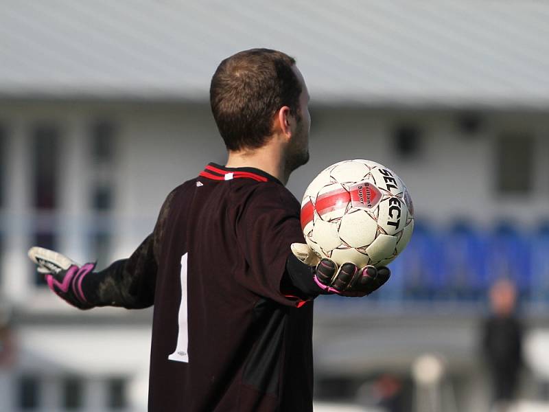 Kladno přenechalo důležité body Měcholupům // SK Kladno -SK Horní Měcholupy 1:3 (0:2) , utkání 14.k. CFL. ligy 2012/13, hráno 10.11.2012