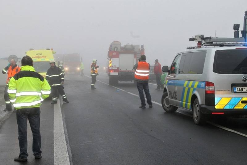 Vážná nehoda uzavřela na silnici I/7 u Panenského Týnce. Havaroval zde autobus se školními dětmi. 