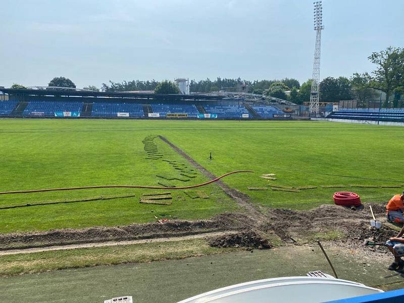 Nový zavlažovací systém na kladenském fotbalovém stadionu.