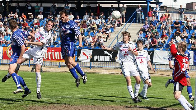 Pavel Bartoš dává gól, Kladno vede 1:0.