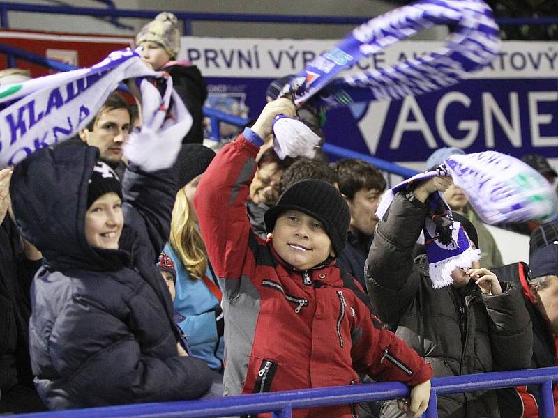 Kladno vykřesalo naději snížením na 2:4, více radosti si už kladenští mladí fandové ale neužili. // HC Vagnerplast Kladno - HC Sparta Praha 2:4, O2  ELH 2010/11, hráno 16.1.2011