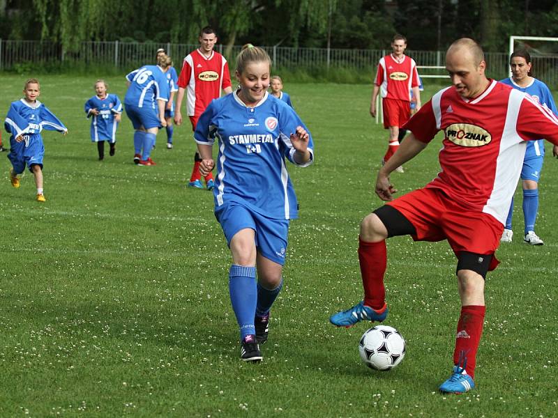 Manželky a přítelkyně připravily dřetovickým překvapení, tak si hoši střihli ještě jeden zápas .... // Sparta Dřetovice - SK Vinařice 3:2, III.A. okr. Kladno, 13. 6. 2015