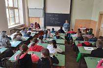 Dobrovolníci zajistili dětem z Ukrajiny komunitní školu, desítky školáků se díky tomu už učí česky.