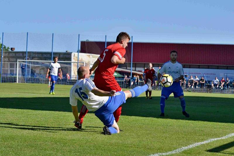 Slaný (v bílém) přehrálo 1:0 Libušín a poslalo ho o soutěž níž.