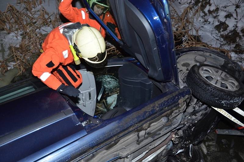 Dopravní nehoda v Unhošti skončil v požární nádrži