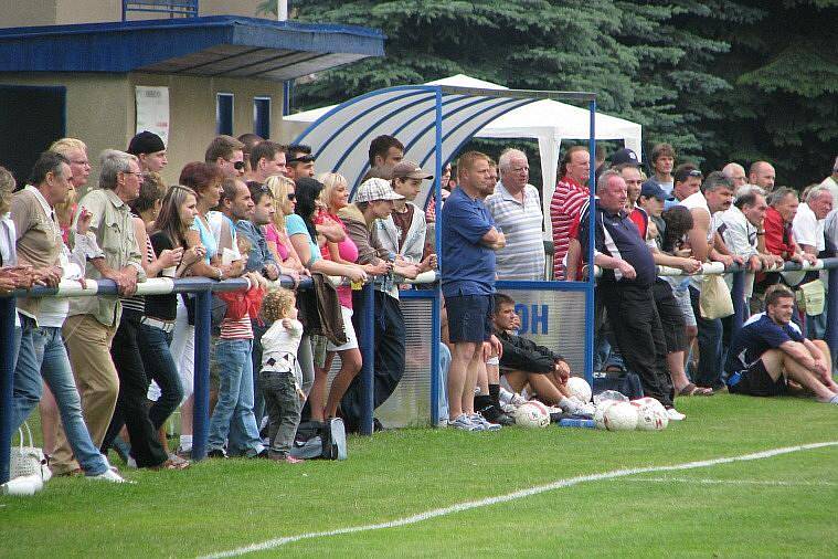 Oslavy 90. let doberské kopané. Povede se vlašimskému Dvořákovi (vlevo) druhý test v Kladně? 