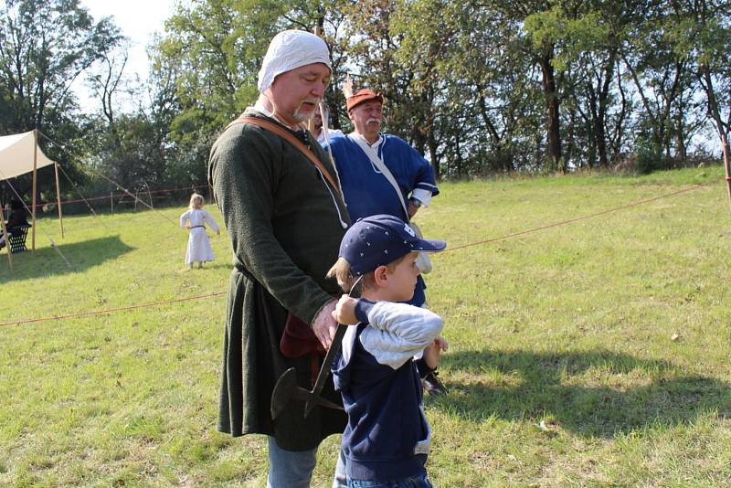 Mladý kníže Václav opět přijel na Budeč.