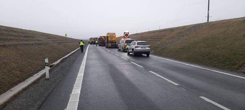 Nehoda tří kamionů uzavřela silnici u Slaného na dlouhé hodiny.