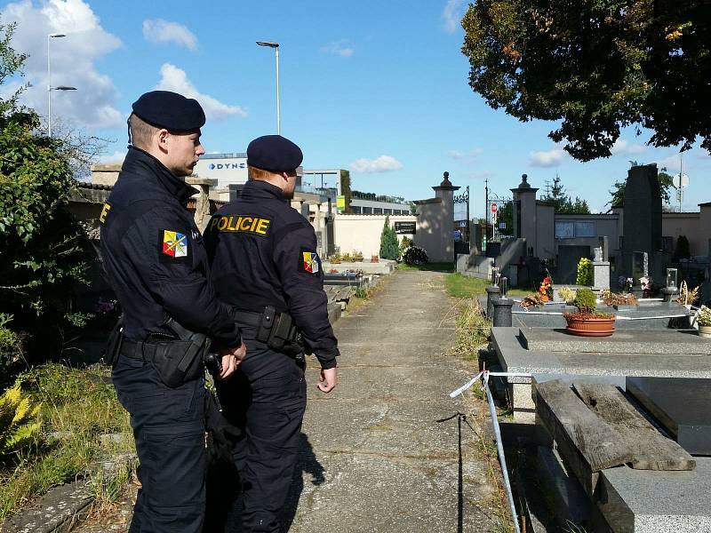 Policisté se zaměřili na hřbitovy a pátrají po vandalovi z Buštěhradu.