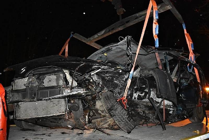 Tragická nehoda u Bělče. Z obou osobních aut zbyly jen vraky.