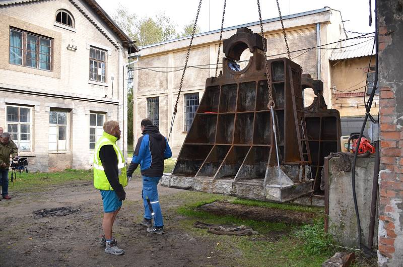 Instalace Thomasova konvertoru v hornickém skanzenu Mayrau ve Vinařicích.