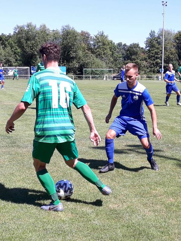 Velvary (v modrém) doma přemohly Loko Vltavín Praha 2:1.