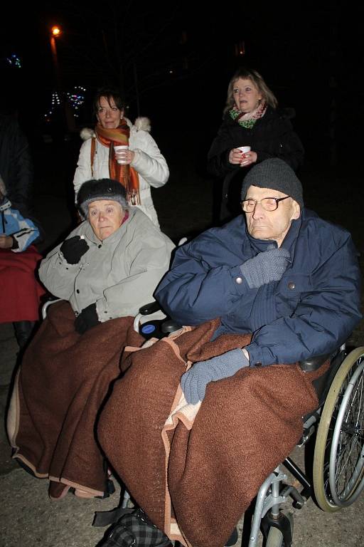 Akce Deníku - Česko zpívá koledy tradičně před Základní školou Velvary.