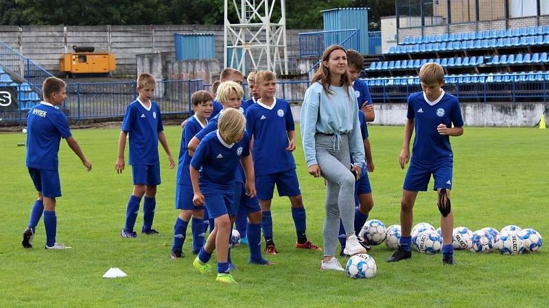 Trenér reprezentace Jaroslav Šilhavý a jednadvacítky Jan Suchopárek navštívili letní přípravný kemp mládeže SK Kladno.