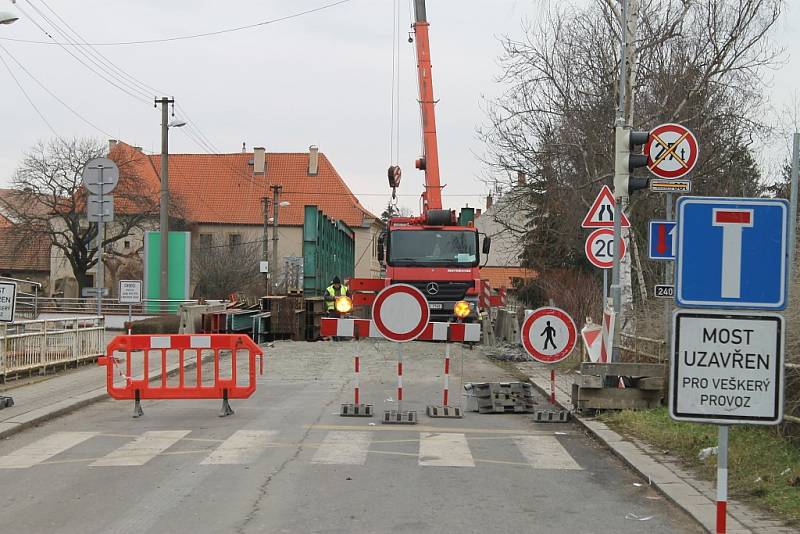 Zahájení opravy mostu přes Bakovský potok ve Velvarech, počátek února 2018