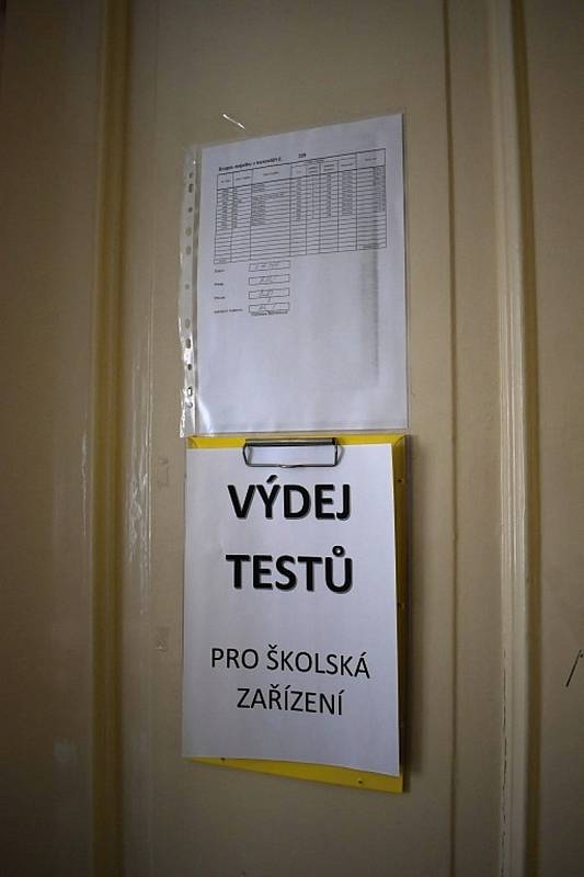 První den si ve Slaném na úřadě vyzvedlo testy osmdesát procent škol ze Slánska.