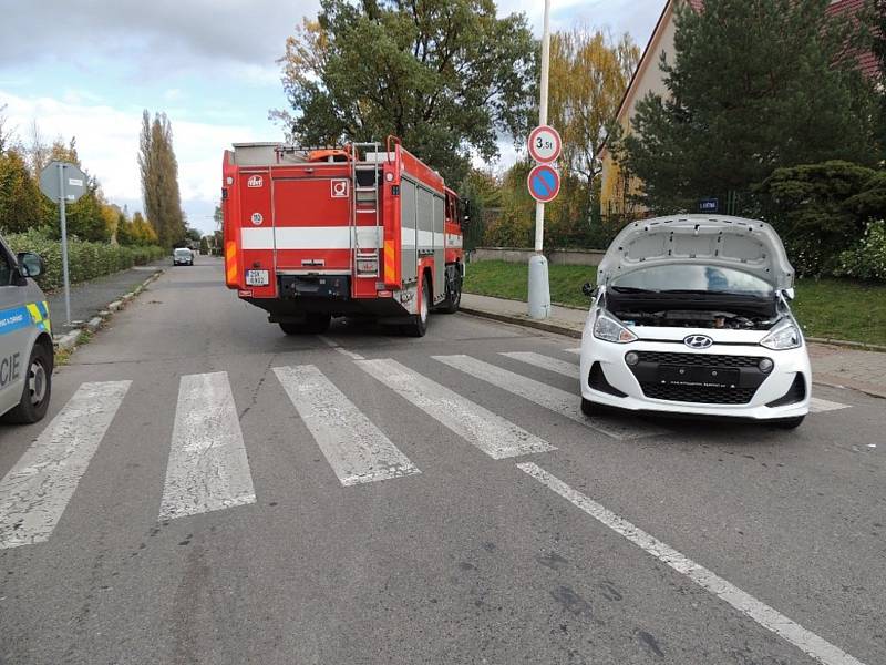 Nehoda dvou aut v Kladně na křižovatce ul. Fr. Foustky a 5. května.