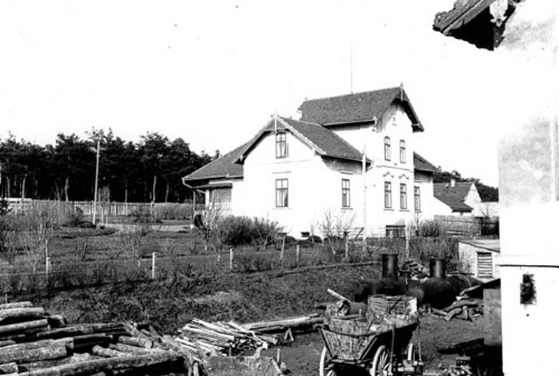 Vila Jiřina byla postavena v 1905 u dolu Jindřich. Snímek je z roku 1920.
