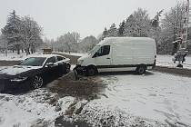 Sobotní dopolední nehoda na sněhu ve Slaném u železničního přejezdu.