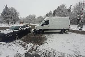 Sobotní dopolední nehoda na sněhu ve Slaném u železničního přejezdu.