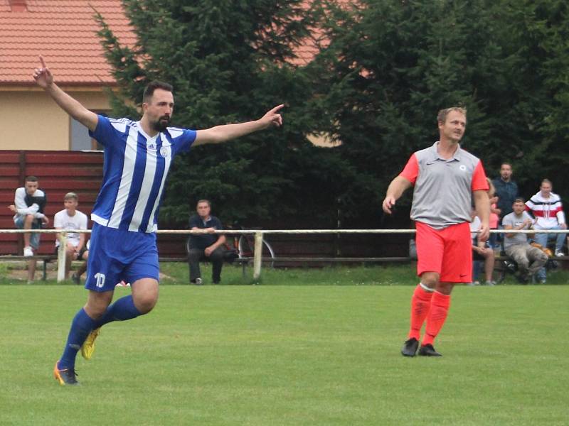 I. B třída, 2. kolo: Slovan Velvary B (v modrobílém) - Slavia Velký Borek (4:0)