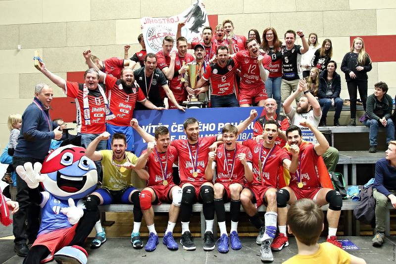 Finále českého poháru volejbalu: České Budějovice (v červeném) porazily v Kutné Hoře soupeře z Kladna.
