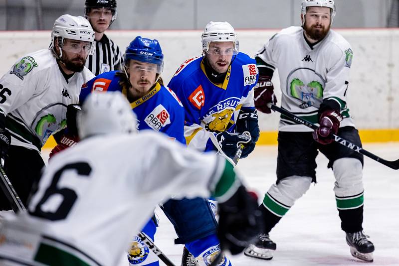 Ve čtvrtém kole play-down porazila Řisuty (v modrém) Bílinu 2:1 a na rozdíl od soupeře mají záchranu II. ligy ve vlastních rukách.