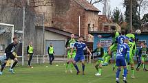 Fotbalisté Velvar (v modrém) v 19. kole ČFL B rozstříleli rezervu FK Mladá Boleslav 5:0.