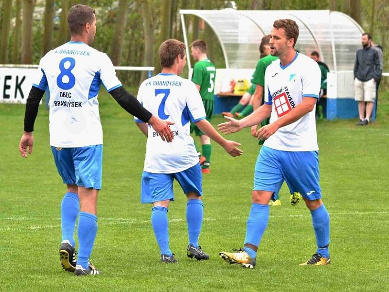 Brandýsek (v bílém) nedal šanci Kročehlavům a vyhrál 3:0.