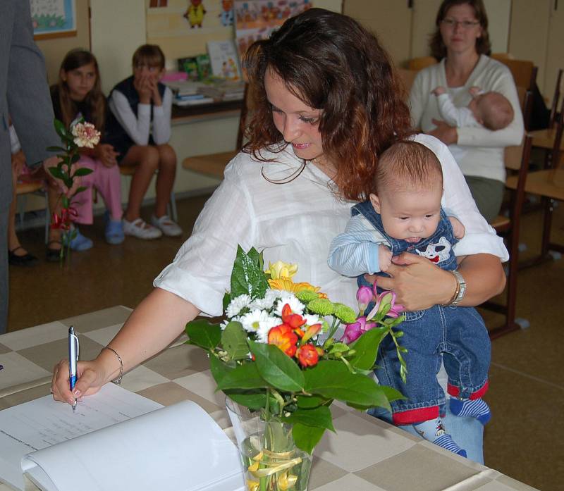 Nové obyvatele přivítal starosta Radek Moulis, o program se postaraly dívky ze základní školy.