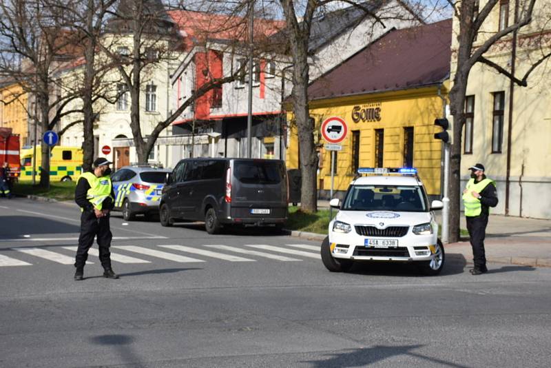 Policisté za asistence strážníků uzavřeli v Kladně i příjezdové komunikace k soudu, než bude prohledána budova.