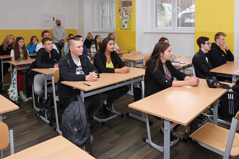 Žáci a studenti zaplnili lavice kladenské střední školy, novinky jsou lákavé.