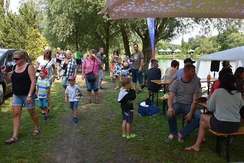 Na hladině se objevila pirátská loď, pojízdná koupelna, stíhačka, ponorka nebo vodní bicykl.