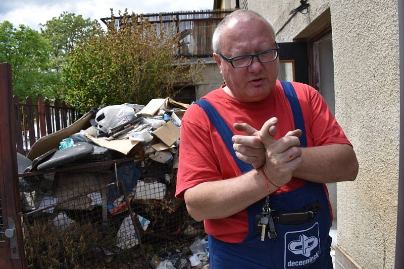 Rodině Čermákových z Kladna vyhořel 18. května 2022 dům, zbyly jim jen věci, které měli na sobě.