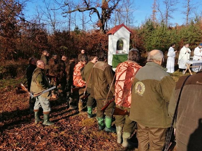 Ze slavnostního zahájení lovecké sezony u kapličky sv. Huberta v lokalitě Na Kaplířce v Unhošti.