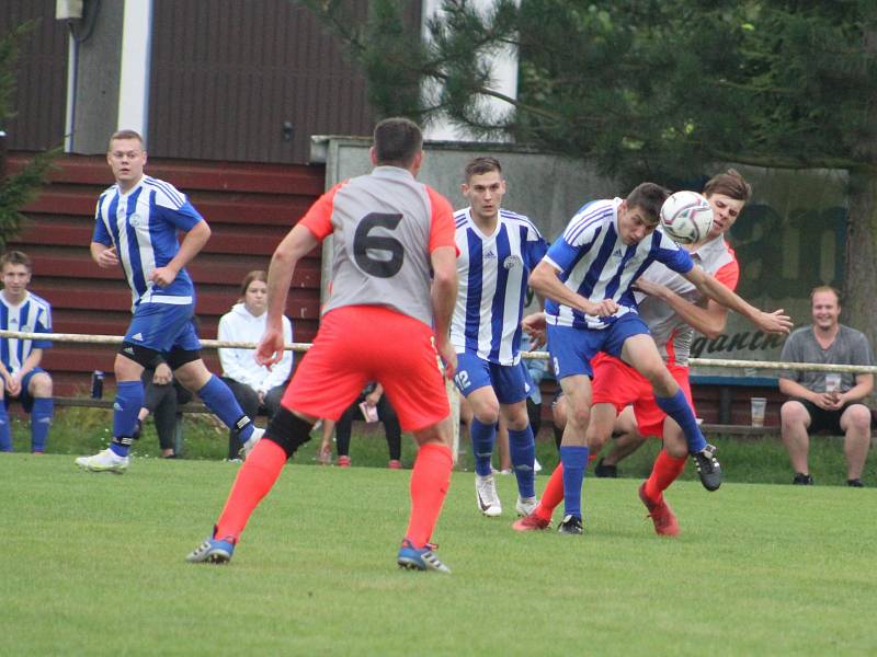 I. B třída, 2. kolo: Slovan Velvary B (v modrobílém) - Slavia Velký Borek (4:0)