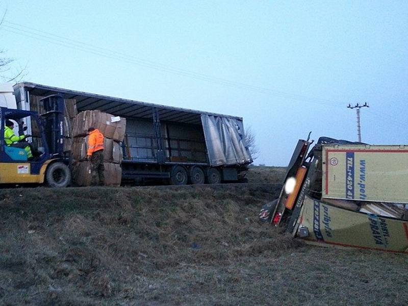 Nejprve bylo nutné přívěs vyložit a poté vytáhnout.