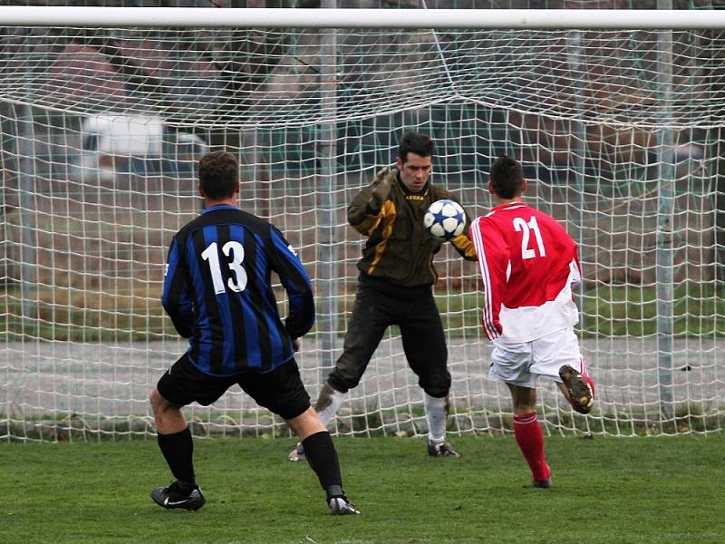 Nervy na pažitu i za klandrem. Body vezou hosté ze Hřebče. // Lidice - Hřebeč 2:4, I.B.tř.sk.A., 10. 11. 2012