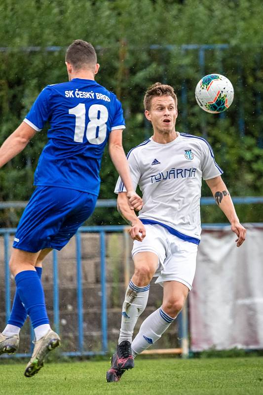 Slaný (v bílém) nečekaně porazilo v divizi Český Brod 2:0.