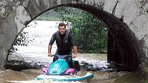 Při povodních v roce 2002 se Jiří Vlček (ímku) a jeho syn Martin dostal na vodním skútru skutečně na neobvyklá místa. Nebylo to však pouze o adrelinu, ale i pomoci lidem v nouzi.