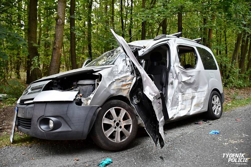 U Kamenných Žehrovic se ve čtvrtek střetl autobus s osobním vozem.