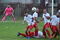 AFK Tuchlovice (v bílém) po dalším výborném výkonu přehrál Velim 3:1.