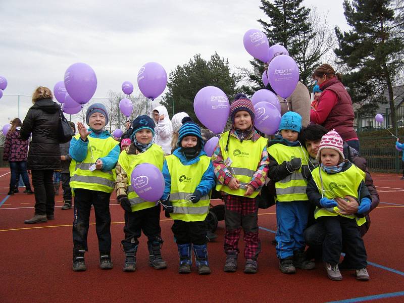 Pokusu o překonání českého rekordu se zúčastnilo přes deset obcí regionu. Balonky pouštěli také v Libušíně. 