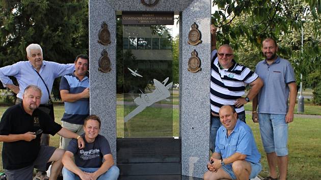 Členové společnosti patriotů Slaného uspořádali u ruzyňského památníku na první výročí úklidovou brigádu