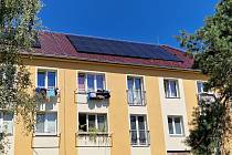 Pilotní projekt fotovoltaiky na střeše domu ve Švermově ulici.
