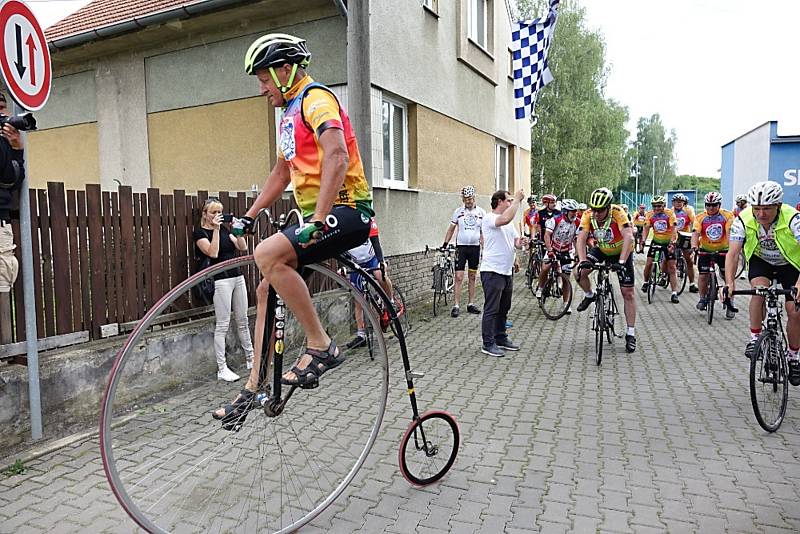 Středeční odjezd cyklistů ze Družce.