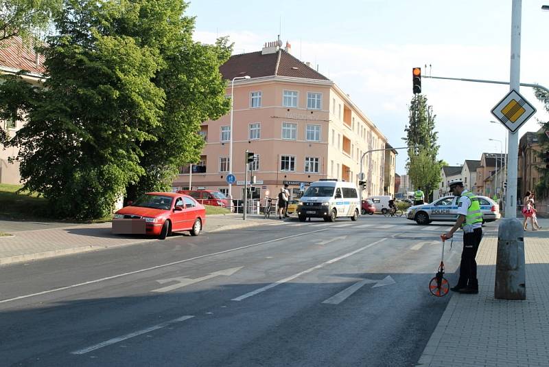 Nehoda cyklistky s autem v Kladně na křižovatce