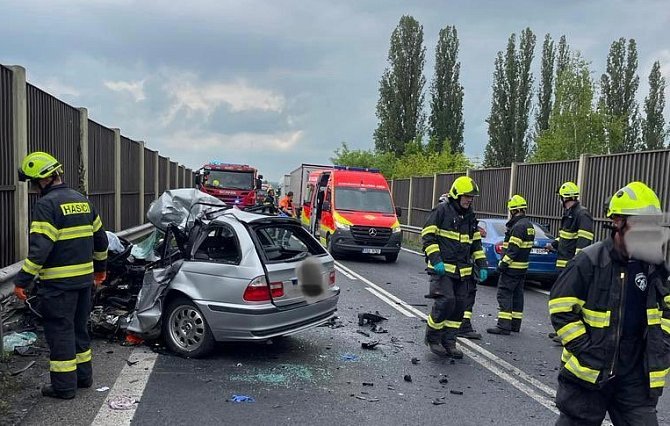 Zásah posádek Kralupy RZP a Slaný u dopravní nehody na silnici u Velvar.