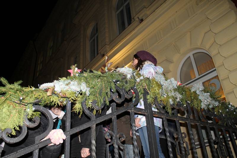 Akce Deníku - Česko zpívá koledy tradičně před Základní školou Velvary.